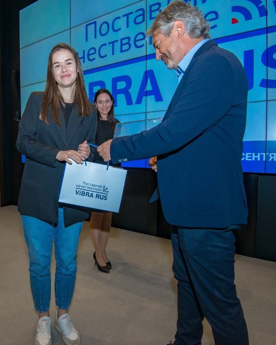 Победительница лотереи получает подарочный пакет ViBRA RUS