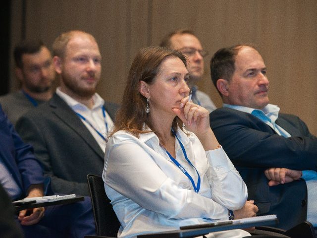 Участники слушают доклад на IX партнёрской конференции ViBRA RUS