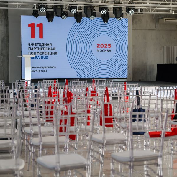 Сцена и зал с экраном «11 ежегодная партнёрская конференция ViBRA RUS 2025»
