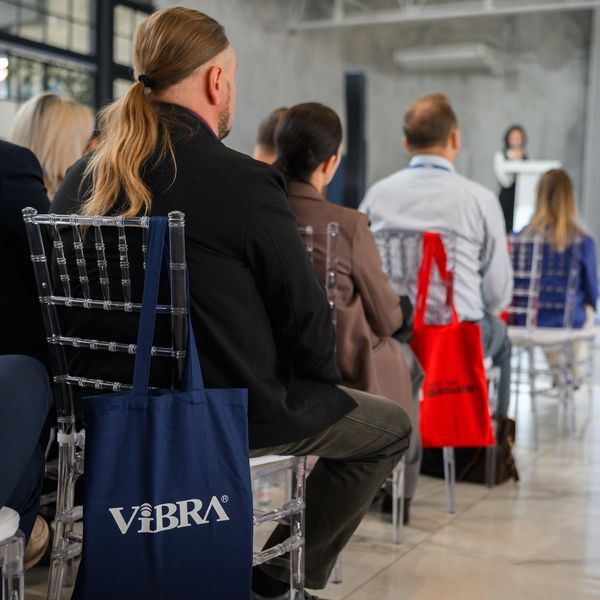 Слушатели в зале, на стуле сумка ViBRA