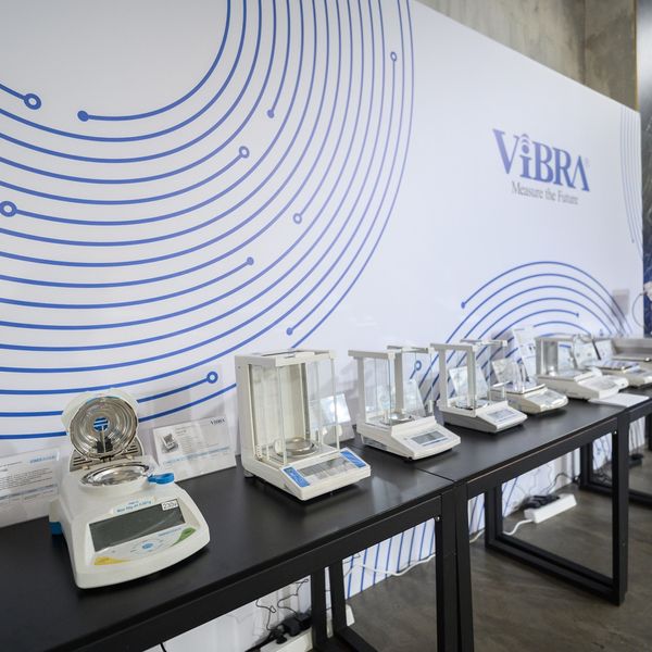 Стол с весами ViBRA на выставке