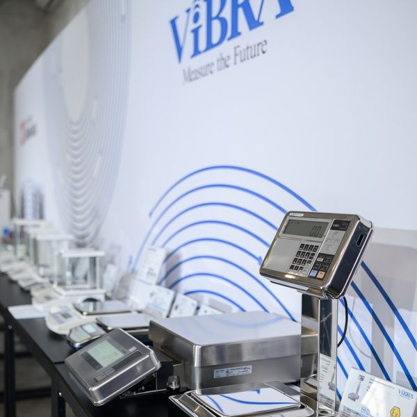 Весы ViBRA на выставочном столе