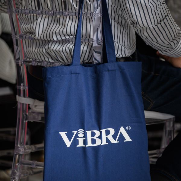 Участник с сумкой ViBRA